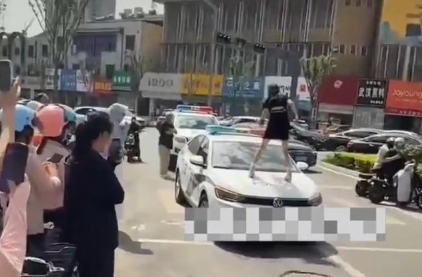 [서울=뉴시스]중국 산둥성 허쩌시에서 한 여성 인플루언서가 불법주차 단속에 항의하며 솜사탕토토 위에 올라가 소란을 피워 논란이 일고 있다.(사진=광명왕) *재판매 및 DB 금지