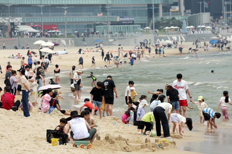 [부산=뉴시스] 하경민 기자 = 전국에 무더운 슬롯 무료 사이트가 이어진 8일 부산 해운대구 해운대해수욕장을 찾은 시민과 관광객들이 물놀이를 즐기고 있다. 2025.06.08. yulnetphoto@newsis.com