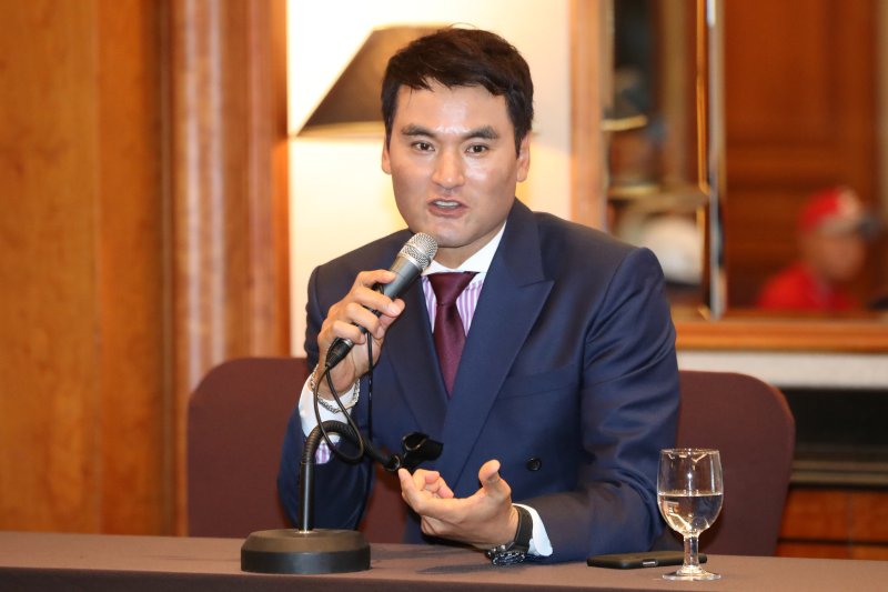 【서울=뉴시스】김선웅 기자 = 28일 오전 서울 중구 소월로 밀레니엄서울힐튼에서 열린 바카라사이트 추천 장학회 장학금 전달식에서 바카라사이트 추천 전 야구선수가 선수들에게 장학금을 전달한 후 대화의 시간을 갖고 있다. 이날 열린 장학금 전달식에서 바카라사이트 추천는 전국 시도교육청에서 추천한 초등학생 야구선수들에게 장학금과 야구용품을 전달할 예정이다. 2018.10.28. mangusta@newsis.com