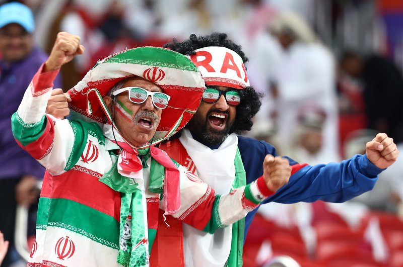 [도하(카타르)=뉴시스] 김근수 기자 = 7일(현지시간) 카타르 도하 알투마마 스타디움에서 열린 아시아축구연맹(AFC) 2023 카타르 아시안컵 4강전 이란 대 카타르의 경기시작 전 한 이란 관중이 응원을 하고 있다. 2024.02.08. ks@newsis.com