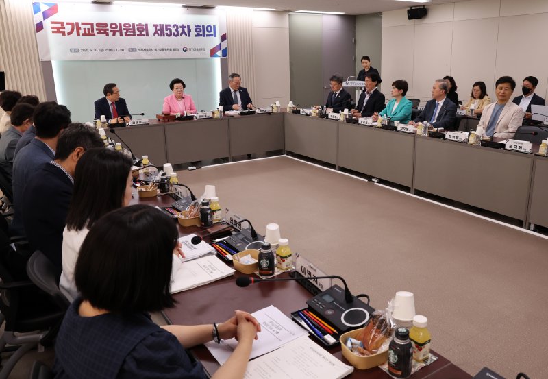 [서울=뉴시스] 배훈식 기자 = 이배용 국가교육위원장이 지난달 30일 오후 서울 종로구 정부서울청사에서 제53차 국가교육위원회 회의를 하고 있는 모습. 2025.05.30. dahora83@newsis.com