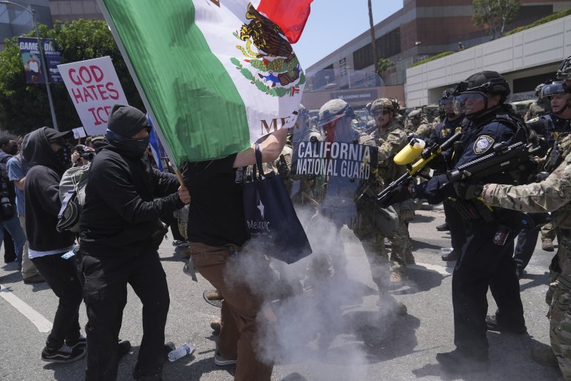 트럼프가 보낸 시위 진압 주방위군 美 LA 진입...300명 배치 확인