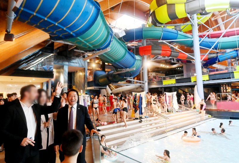 [인천=뉴시스] 유정복 인천시장이 24일(현지시각) 루마니아 부쿠레슈티 테르메 웰빙 리조트에서 로버트 하네아 테르메 회장에게 리조트 시설에 대한 설명을 듣고 있다. (사진=인천시 제공) 2024.02.25. photo@newsis.com *재판매 및 DB 금지