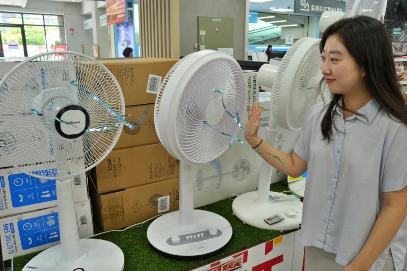 롯데마트, 1만9천원대 선풍기 한정 판매…"25년 만의 최저 가격" (출처=연합뉴스)