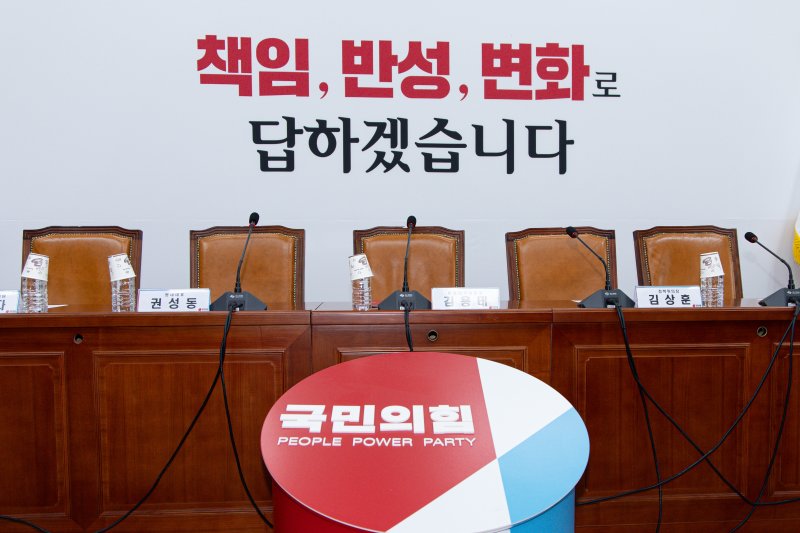 5일 오전 서울 여의도 국회에서 공개로 진행 예정된 국민의힘 비상대책위원회의가 비공개로 전환, 지도부의 자리가 비어 있다. 2025.6.5/뉴스1 ⓒ News1 이재명 기자