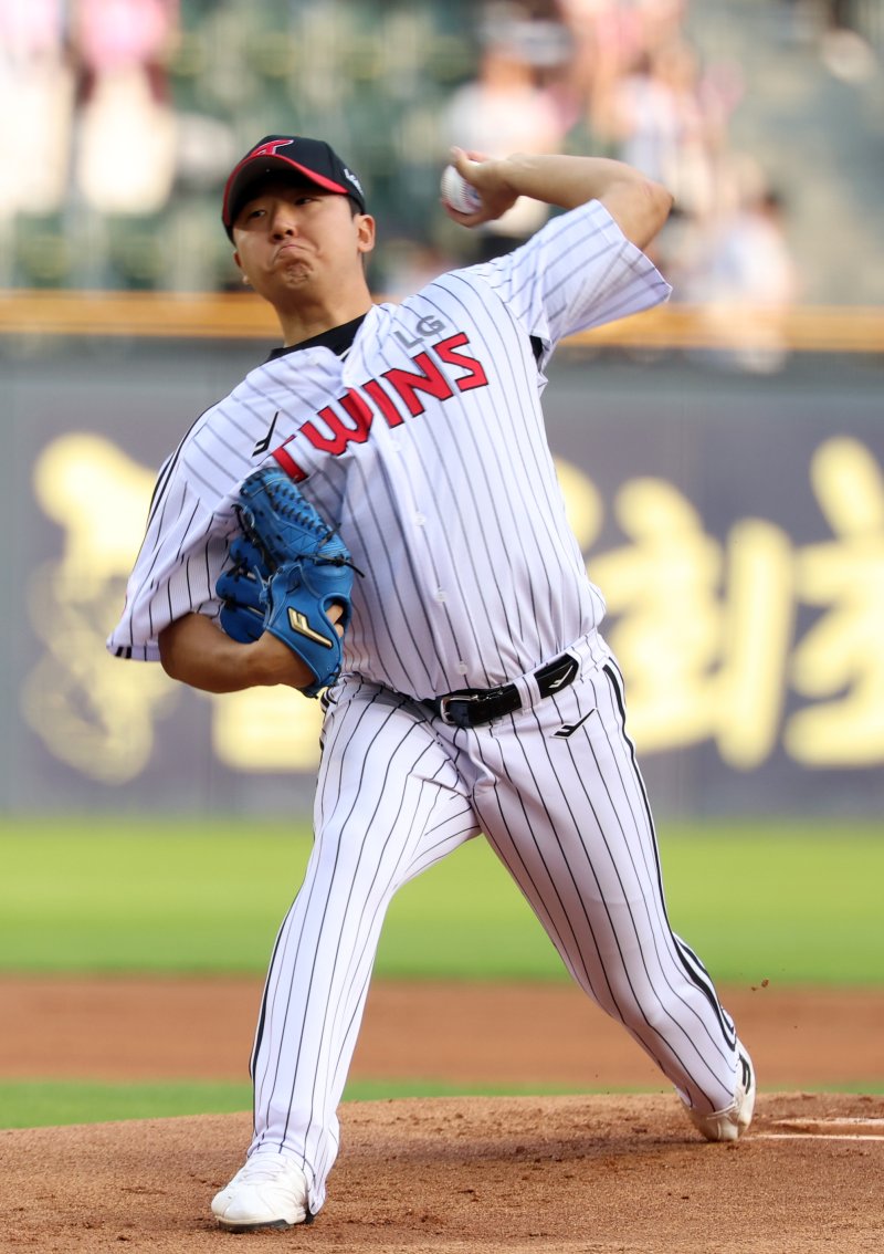 LG 트윈스 투수 송승기는 평균자책점 2.30으로 규정 이닝을 던진 국내 투수 중 1위다. 뉴스1 DB ⓒ News1 김명섭 기자