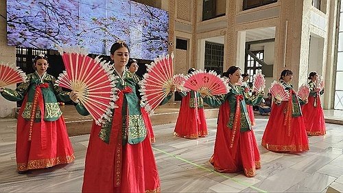 한국어문학과 학생들의 부채춤 공연 (출처=연합뉴스)