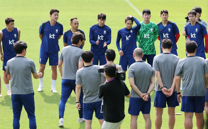 대한민국 축구 국가대표팀 손흥민이 8일 오후 경기도 파주시 축구 국가대표 트레이닝센터(NFC)에서 열린 공개 훈련에서 홍명보 감독의 훈련 지시를 경청한 후 손뼉을 치며 파이팅을 독려하고 있다. 11회 연속 월드컵 본선 진출 금자탑을 쌓은 홍명보호는 오는 10일 서울월드컵경기장에서 쿠웨이트와 2026 국제축구연맹(FIFA) 북중미 월드컵 아시아 지역 3차예선 최종전 을 치른다. 2025.6.8/뉴스1 ⓒ News1 오대일 기자