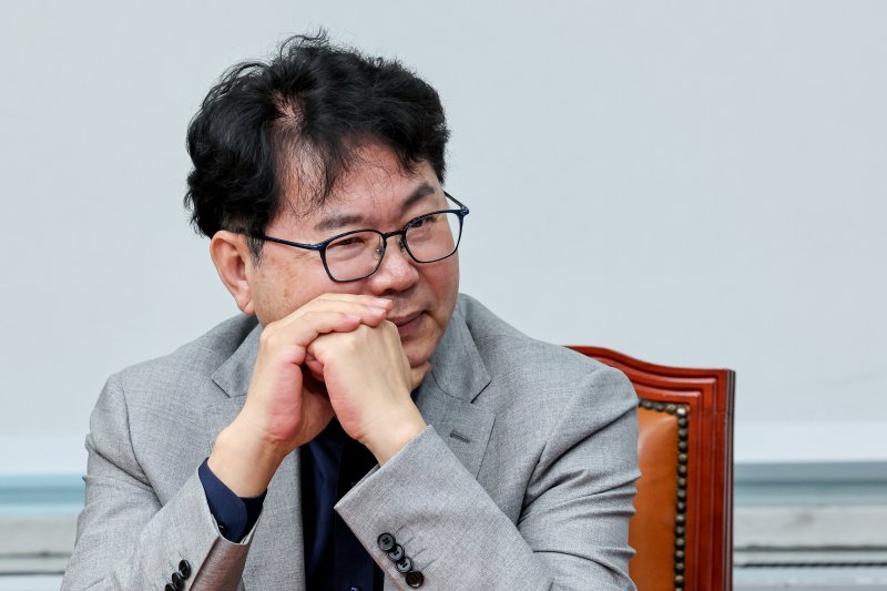 이한주 민주연구원장이 5일 오전 서울 여의도 국회에서 열린 더불어민주당 최고위원회의에 참석하고 있다. 2025.6.5/뉴스1 ⓒ News1 안은나 기자