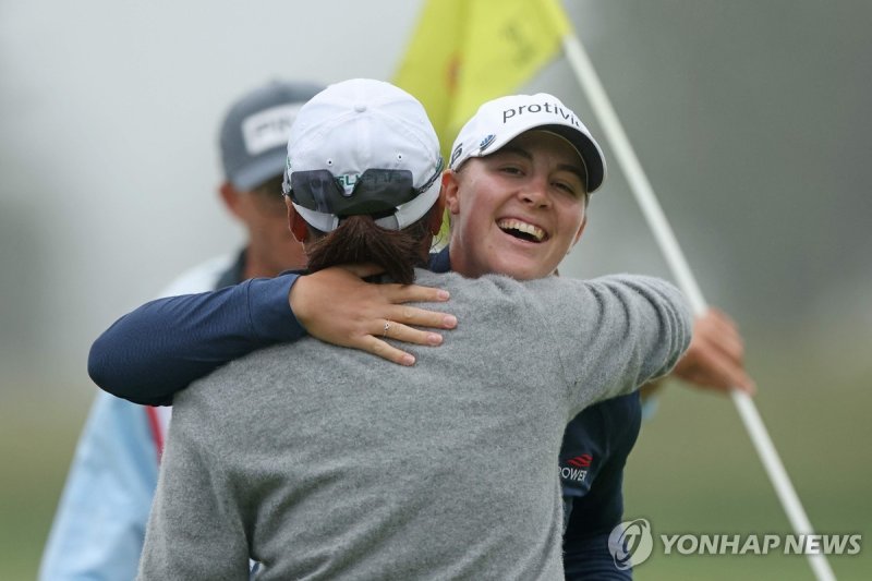 우승자 컵초와 포옹하는 이일희 (출처=연합뉴스)