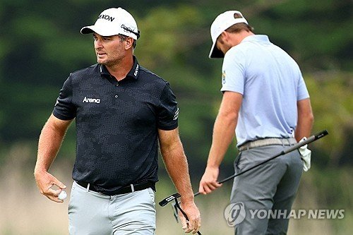 연장전에서 우승한 폭스(왼쪽)와 패배한 번스. (출처=연합뉴스)