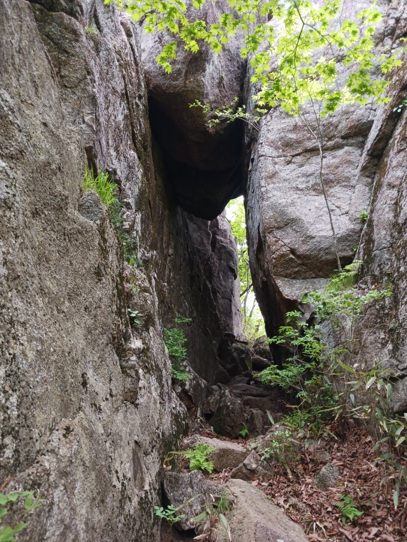 지리산에서 흔히 볼 수 있는 석문. 벽소석문엔 못 미치지만 우람한 모습으로 삼신봉과 세석대피소 사이에 꿋꿋이 자리를 지키고 있다.