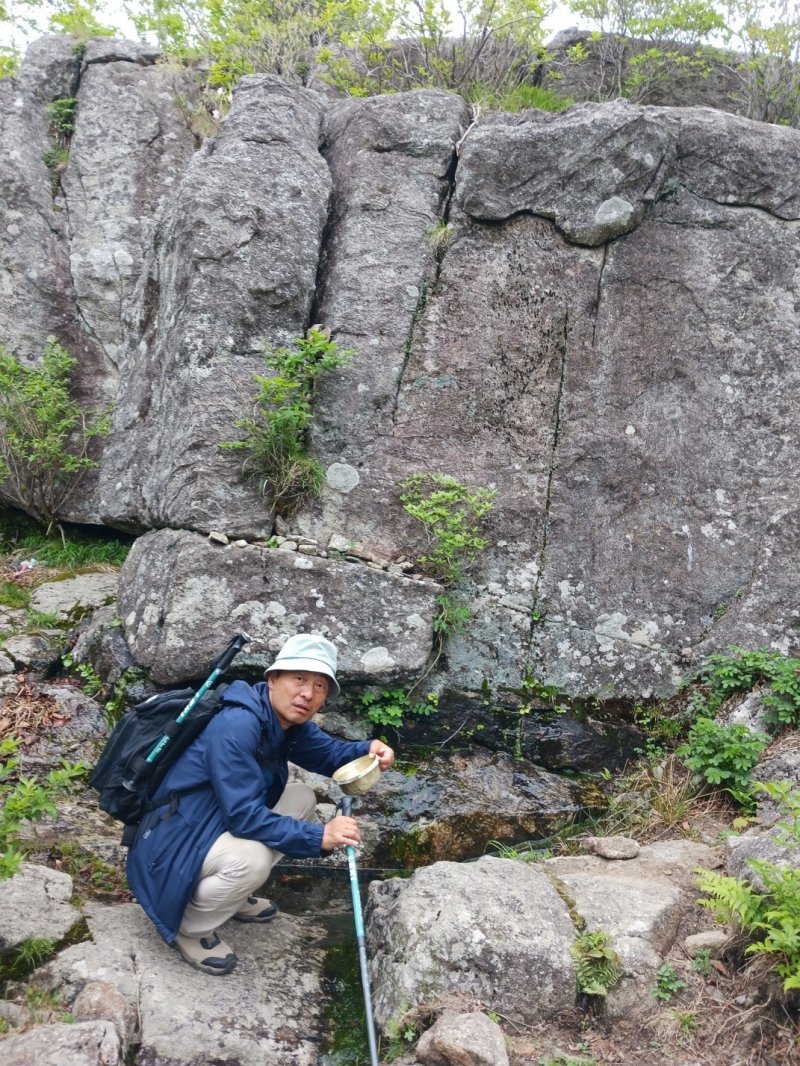세석대피소 아래 연진 여인의 애닲은 전설이 서린 바위 밑 음양수. 좌우 양쪽에서 물이 나오고 극심한 가뭄 때가 아니면 마르지 않는 다고 알려졌다.