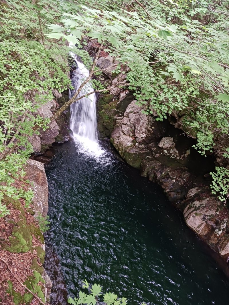 세석에서 백무동으로 내려가는 한신계곡엔 여닐곱개의 폭포가 있는데 가내소폭포가 단연 눈에 띈다. 가내소는 15m 높이의 폭포로 50여평의 검푸른 소를 만들어 웅장함에 압도당한다. 사철 수량이 일정해 예부터 기우제 장소로 많이 이용돼왔다. 여기서 기우제를 지내면 반드시 비가 온다는 영험스러운 곳으로 전해진다.