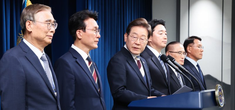 이재명 대통령이 4일 라칸카지노 용산구 대통령실 청사 브리핑룸에서 김민석 국무총리 후보자를 소개하고 있다. 2025.6.4/뉴스1 ⓒ News1 허경 기자