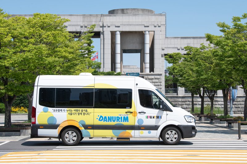 도심 속을 달리고 있는 다누림 미니밴(서울관광재단 제공)
