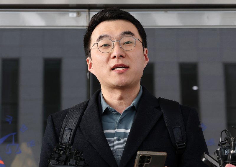 대통령실 디지털소통비서관으로 내정된 김남국 전 더불어민주당 의원이 지난 2월 10일 오후 서울 양천구 서울남부지방법원에서 열린 ‘허위 재산 신고' 관련 1심 선고를 마치고 나서며 입장을 발표하고 있다. 2025.2.10/뉴스1 ⓒ News1 박세연 기자