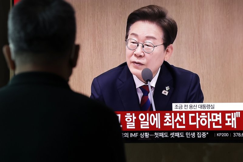 [서울=뉴시스] 최동준 기자 = 사진은 지난 5일 서울 중구 서울역 대합실에서 시민들이 이재명 대통령 주재 국무회의 뉴스를 시청하고 있는 모습. 2025.06.05. photocdj@newsis.com