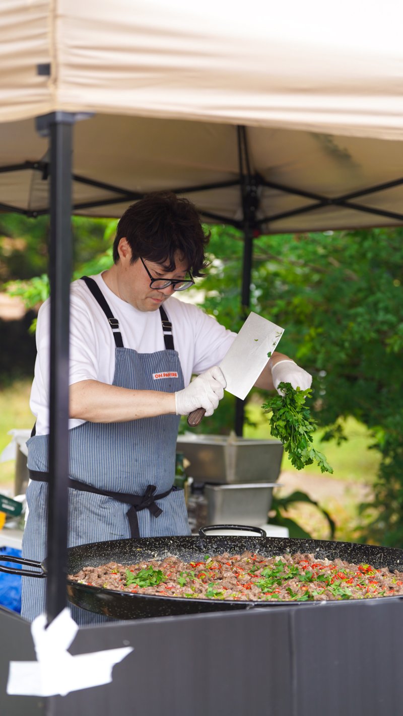 비양도 오디밥상 행사에서 요리하는 오세득 셰프(한국관광공사 제공)