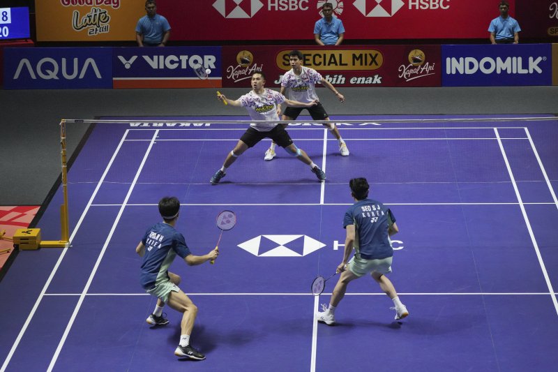 [자카르타=AP/뉴시스] 김원호(왼쪽 첫번째)와 서승재가 8일(현지 시간) 인도네시아 자카르타 이스토라 스타디움에서 열린 2025 세계배드민턴연맹(BWF) 월드투어 슈퍼 1000 인도네시아오픈 남자복식 결승에서 사바르 카르야만 구타마-모 레자 파흘레비 이스파하니 조(인도네시아)와 경기하고 있다. 김원호-서승재가 2-1(18-21 21-19 21-12)로 역전승을 거두고 우승을 차지했다. 2025.06.09.