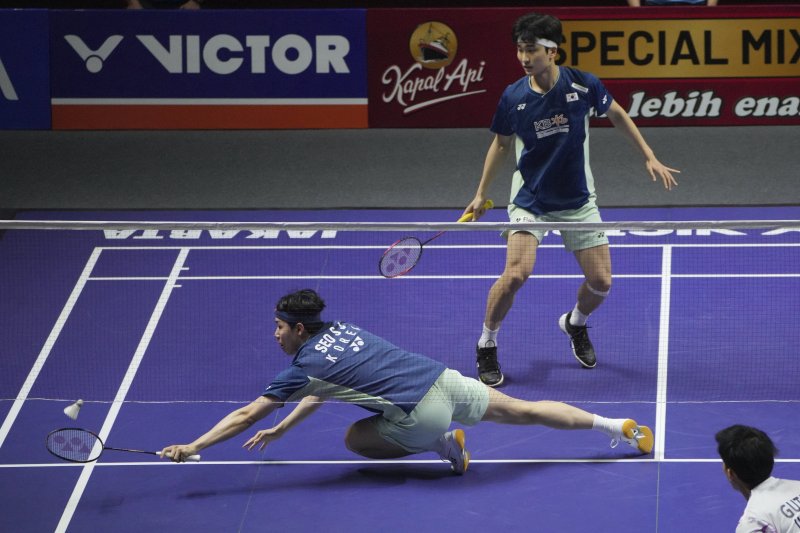 [자카르타=AP/뉴시스] 김원호(뒤)와 서승재가 8일(현지 시간) 인도네시아 자카르타 이스토라 스타디움에서 열린 2025 세계배드민턴연맹(BWF) 월드투어 슈퍼 1000 인도네시아오픈 남자복식 결승에서 사바르 카르야만 구타마-모 레자 파흘레비 이스파하니 조(인도네시아)와 경기하고 있다. 김원호-서승재가 2-1(18-21 21-19 21-12)로 역전승을 거두고 우승을 차지했다. 2025.06.09.