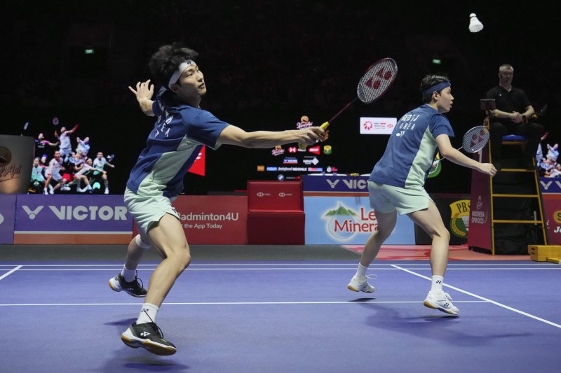 [자카르타=AP/뉴시스] 김원호(왼쪽)와 서승재가 8일(현지 시간) 인도네시아 자카르타 이스토라 스타디움에서 열린 2025 세계배드민턴연맹(BWF) 월드투어 슈퍼 1000 인도네시아오픈 남자복식 결승에서 사바르 카르야만 구타마-모 레자 파흘레비 이스파하니 조(인도네시아)와 경기하고 있다. 김원호-서승재가 2-1(18-21 21-19 21-12)로 역전승을 거두고 우승을 차지했다. 2025.06.09.