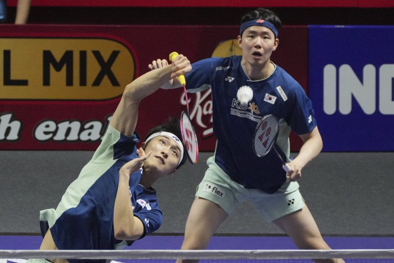 [자카르타=AP/뉴시스] 김원호(앞)와 서승재가 8일(현지 시간) 인도네시아 자카르타 이스토라 스타디움에서 열린 2025 세계배드민턴연맹(BWF) 월드투어 슈퍼 1000 인도네시아오픈 남자복식 결승에서 사바르 카르야만 구타마-모 레자 파흘레비 이스파하니 조(인도네시아)와 경기하고 있다. 김원호-서승재가 2-1(18-21 21-19 21-12)로 역전승을 거두고 우승을 차지했다. 2025.06.09.