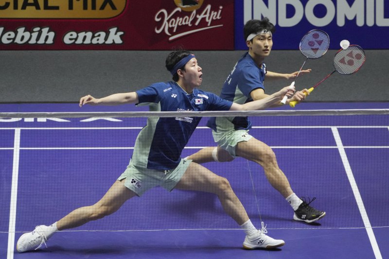 [자카르타=AP/뉴시스] 김원호(뒤)와 서승재가 8일(현지 시간) 인도네시아 자카르타 이스토라 스타디움에서 열린 2025 세계배드민턴연맹(BWF) 월드투어 슈퍼 1000 인도네시아오픈 남자복식 결승에서 사바르 카르야만 구타마-모 레자 파흘레비 이스파하니 조(인도네시아)와 경기하고 있다. 김원호-서승재가 2-1(18-21 21-19 21-12)로 역전승을 거두고 우승을 차지했다. 2025.06.09.