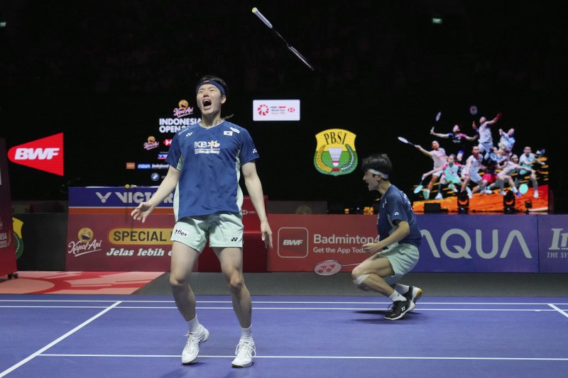 [자카르타=AP/뉴시스] 김원호(오른쪽)와 서승재가 8일(현지 시간) 인도네시아 자카르타 이스토라 스타디움에서 열린 2025 세계배드민턴연맹(BWF) 월드투어 슈퍼 1000 인도네시아오픈 남자복식 결승에서 사바르 카르야만 구타마-모 레자 파흘레비 이스파하니 조(인도네시아)를 꺾고 기뻐하고 있다. 김원호-서승재가 2-1(18-21 21-19 21-12)로 역전승을 거두고 우승을 차지했다. 2025.06.09.