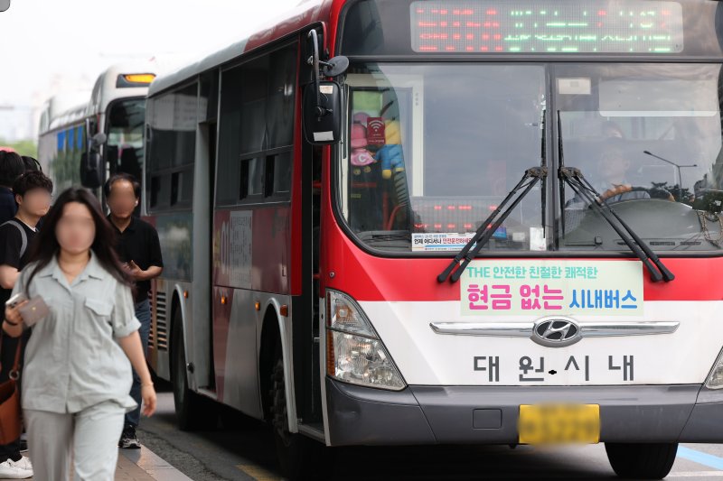한국노총 광주버스노조가 무기한 전면 파업에 돌입한 9일 광주 서구 광천종합버스터미널 버스정류장에서 시민들이 버스를 타기 위해 움직이고 있다. 2025.6.9/뉴스1 ⓒ News1 박지현 기자