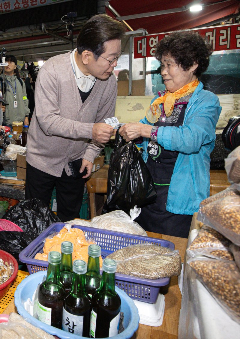 이재명 대통령이 후보자 시절 경북 영천시완산동 영천공설시장에서 지역화폐로 마른고추를 구입하고 있다. /뉴스1 ⓒ News1 이재명 기자