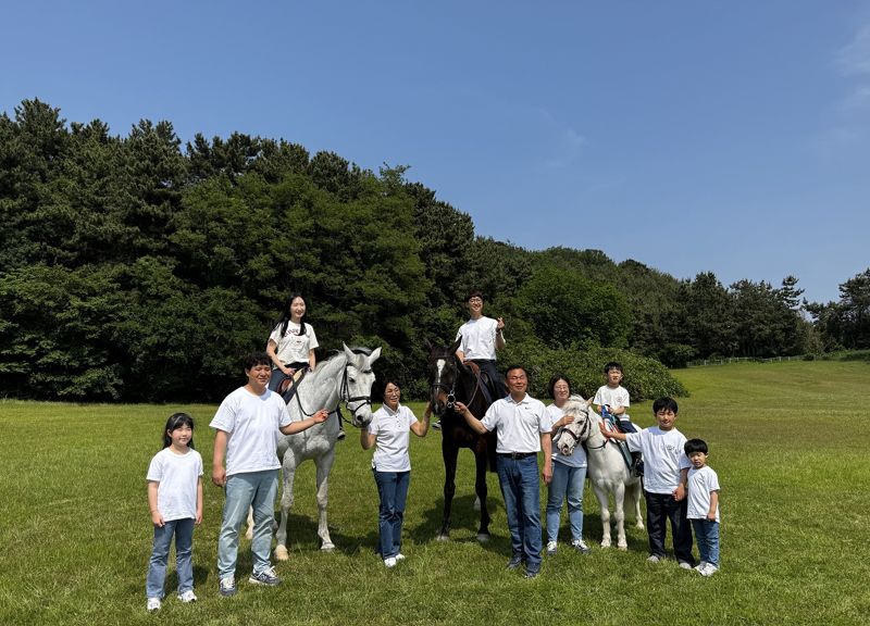 경마공원에서 가족사진을…말과 함께하는 이색 사진 ‘인기’