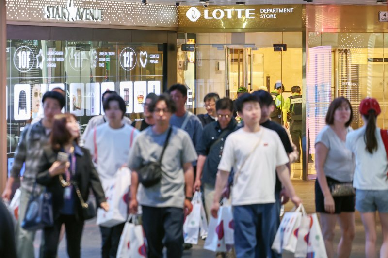 5일 서울 시내 한 면세점에서 외국인 관광객들이 쇼핑을 마친 뒤 걸음을 옮기고 있다. 2025.6.5/뉴스1 ⓒ News1 민경석 기자