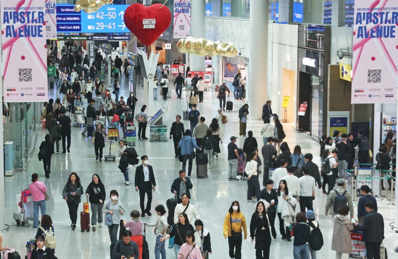지난 3월 인천국제공항 제1터미널 면세구역에서 여행객들이 쇼핑을 하고 있다. 2025.3.25/뉴스1 ⓒ News1 장수영 기자