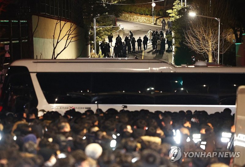 긴장감 속 대통령 관저 (출처=연합뉴스)