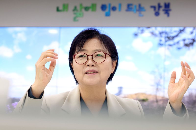 [서울=뉴시스] 홍효식 기자 = 이순희 강북구청장이 지난달 28일 서울 강북구청 집무실에서 뉴시스와 인터뷰하고 있다. 2025.06.09. yesphoto@newsis.com