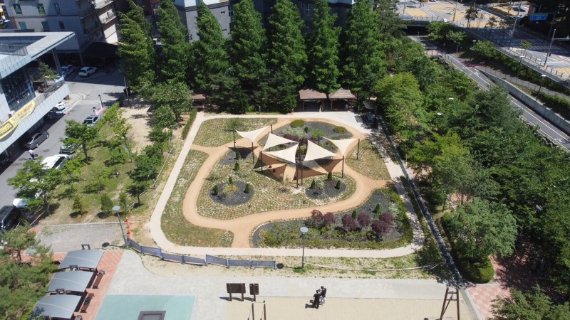 신봉체육공원에 조성된 '정원이 있는 맨발 길' 모습.(용인시 제공)