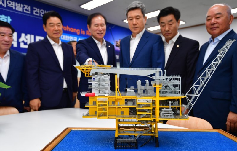 한국석유공사 상호발전협력센터 개소식에서 김동섭 한국석유공사 사장(왼쪽에서 세 번째)이 참석한 내빈들에게 시추선 모형을 설명하고 있다. 2024.9.5/뉴스1 ⓒ News1 최창호 기자