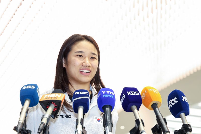 배드민턴 여자 단식 세계랭킹 1위 안세영이 9일 오전 인천국제공항을 통해 귀국해 인터뷰를 하며 환하게 웃고 있다. 안세영은 지난 8일 인도네시아 자카르타에서 열린 세계배드민턴연맹(BWF) 월드투어 슈퍼 1000 인도네시아오픈 결승에서 중국의 왕즈이에 세트스코어 2대1로 승리하며 4년 만에 대회 정상에 올랐다. 2025.6.9/뉴스1 ⓒ News1 민경석 기자