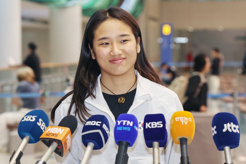 배드민턴 여자 단식 세계랭킹 1위 안세영이 9일 오전 인천국제공항을 통해 귀국해 인터뷰를 하며 미소 짓고 있다. 안세영은 지난 8일 인도네시아 자카르타에서 열린 세계배드민턴연맹(BWF) 월드투어 슈퍼 1000 인도네시아오픈 결승에서 중국의 왕즈이에 세트스코어 2대1로 승리하며 4년 만에 대회 정상에 올랐다. 2025.6.9/뉴스1 ⓒ News1 민경석 기자