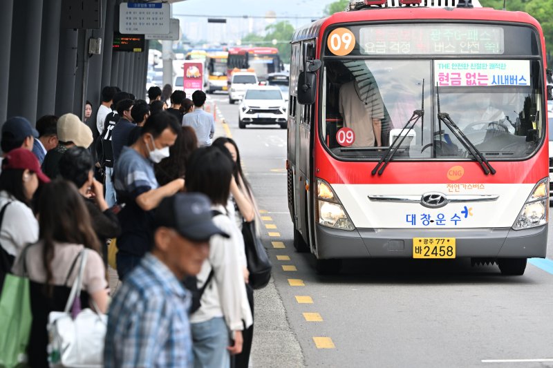 [광주=뉴시스] 이영주 기자 = 광주 시내버스 노조가 파업에 나서고 있는 9일 오전 광주 서구 유·스퀘어광주종합버스터미널 버스정류장에서 시민들이 만원 버스를 기다리고 있다. 광주 시내버스 노조는 지난 5일 전면 파업에 나선 뒤 연휴 동안 준법투쟁을 벌이다 이날부터 다시 파업에 돌입했다. 파업으로 인해 배차 간격이 늘어난 일부 노선에서는 승객이 한꺼번에 몰려 만원 버스가 운행되고도 있다. 2025.06.09. leeyj2578@newsis.com