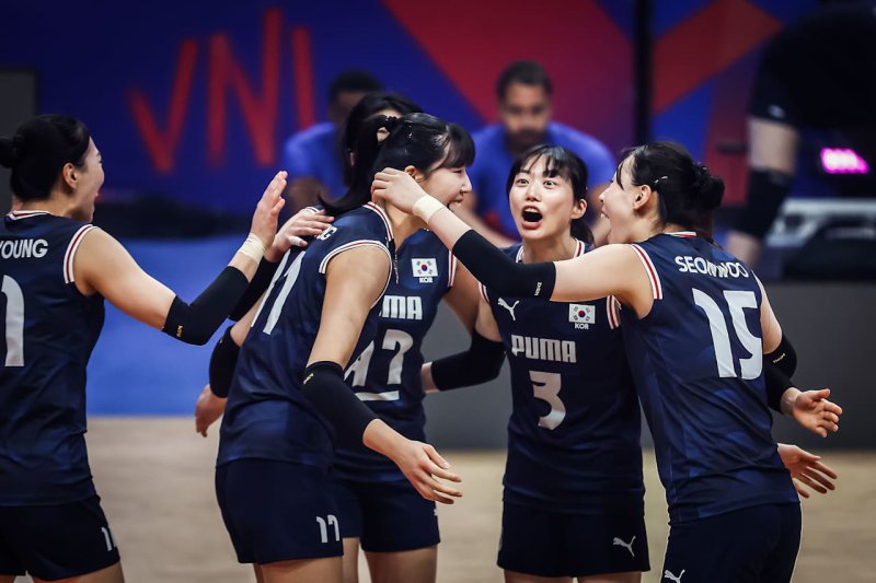 [서울=뉴시스] 한국 여자배구 대표팀이 7일(한국 시간) 브라질 리우데자네이루에서 열린 2025 국제배구연맹(FIVB) 발리볼네이션스리그(VNL) 2차전에서 이탈리아를 상대로 득점에 성공한 뒤 환호하고 있다. (사진=국제배구연맹 제공) 2025.06.07. *재판매 및 DB 금지