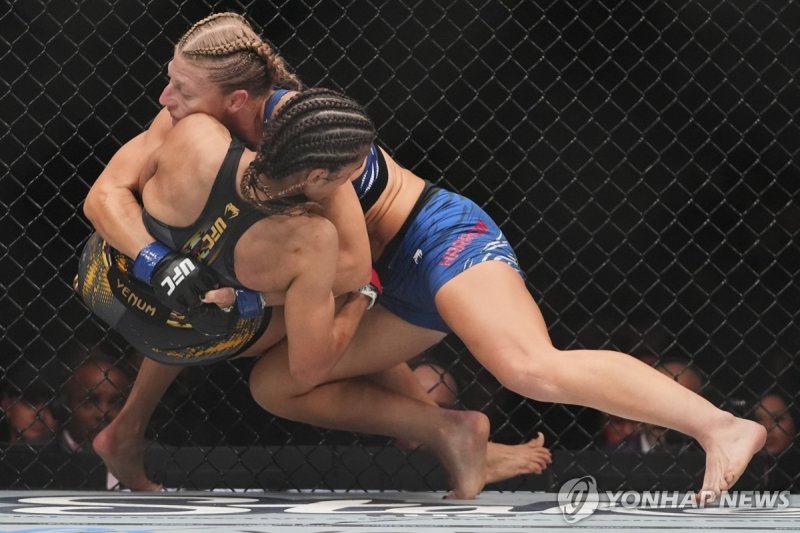 페냐를 넘어뜨리는 해리슨(오른쪽) (출처=연합뉴스)