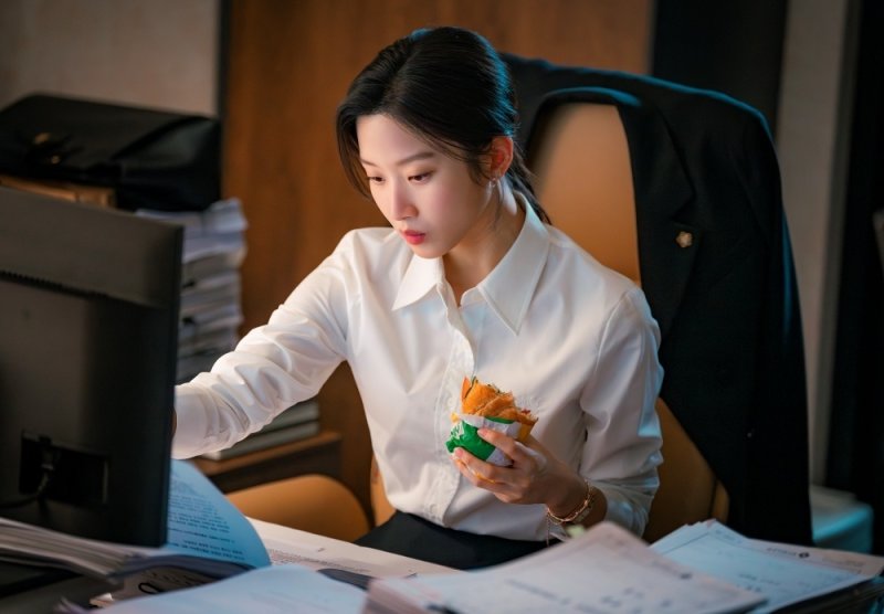 '서초동' 문가영, 1년 차 변호사 변신…열정 가득 눈빛 [N컷]