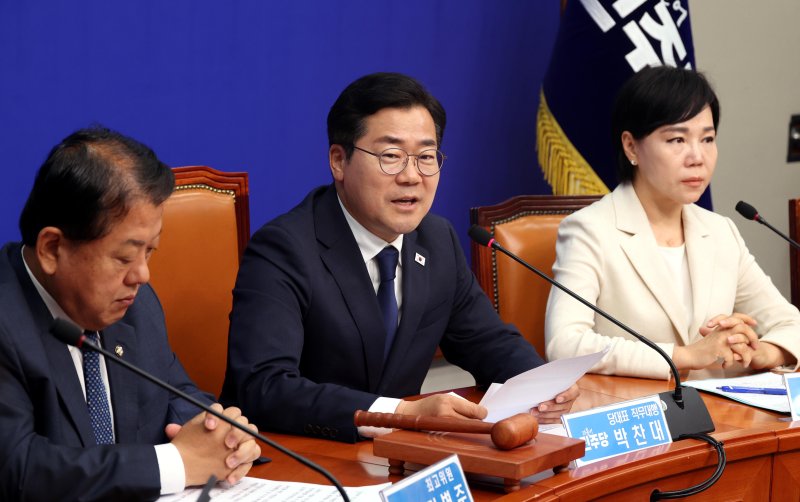 [서울=뉴시스] 조성봉 기자= 박찬대 더불어민주당 당대표 직무대행 겸 원내대표가 9일 오전 서울 여의도 국회에서 열린 최고위원회의에서 발언을 하고 있다. 2025.06.09. suncho21@newsis.com