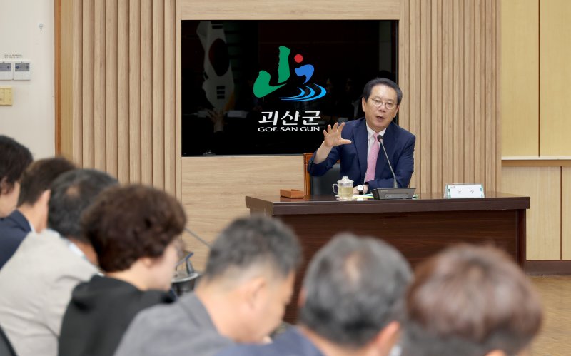 송인헌 괴산군수가 9일 열린 확대간부회의에서 새 정부 출범에 발맞춘 지역 현안 공약 국정과제 반영 노력 등을 주문하고 있다.(괴산군 제공, 재판매 및 DB금지)/뉴스1