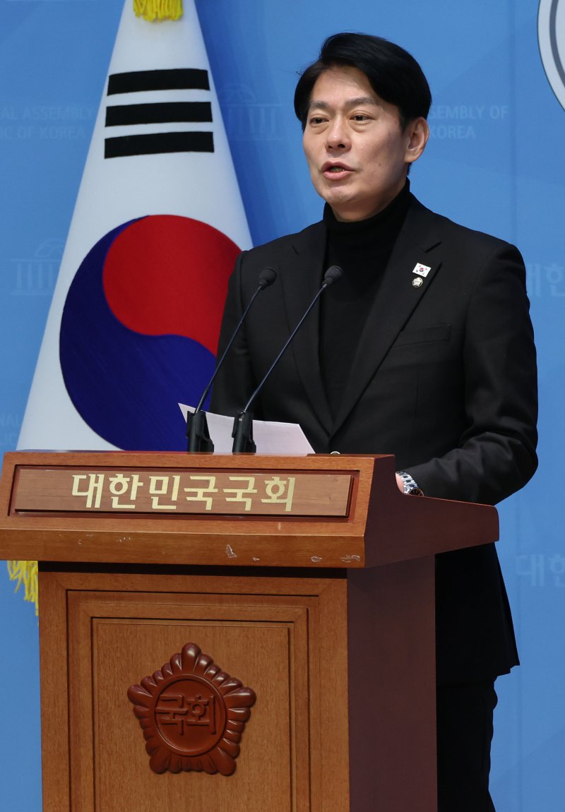 [서울=뉴시스] 권창회 기자 = 한민수 더불어민주당 대변인이 9일 오전 서울 여의도 국회 소통관에서 국민의힘 제1야당 대표 전담 특위 및 이진우·여인형 접견 관련 브리핑을 하고 있다. 2025.02.09. kch0523@newsis.com