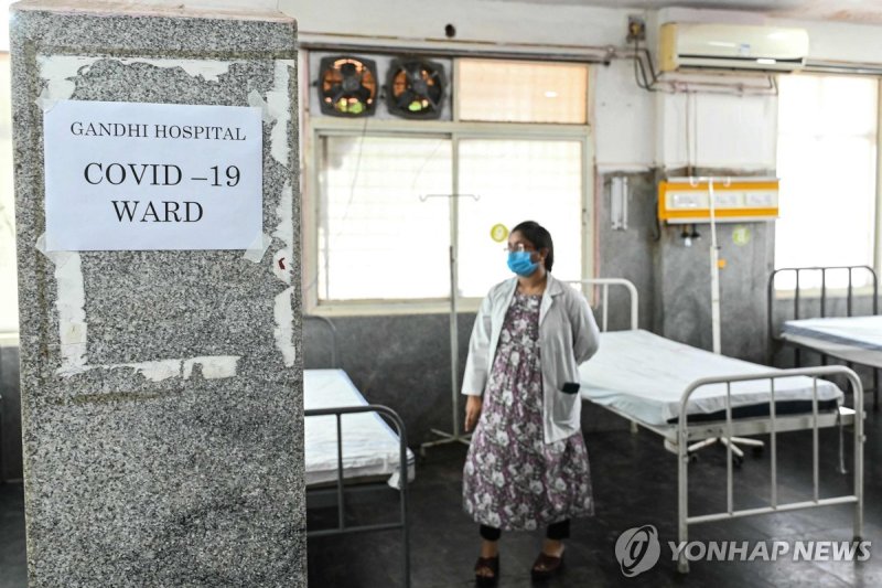 코로나19 환자 병동 살펴보는 인도 의사 (출처=연합뉴스)