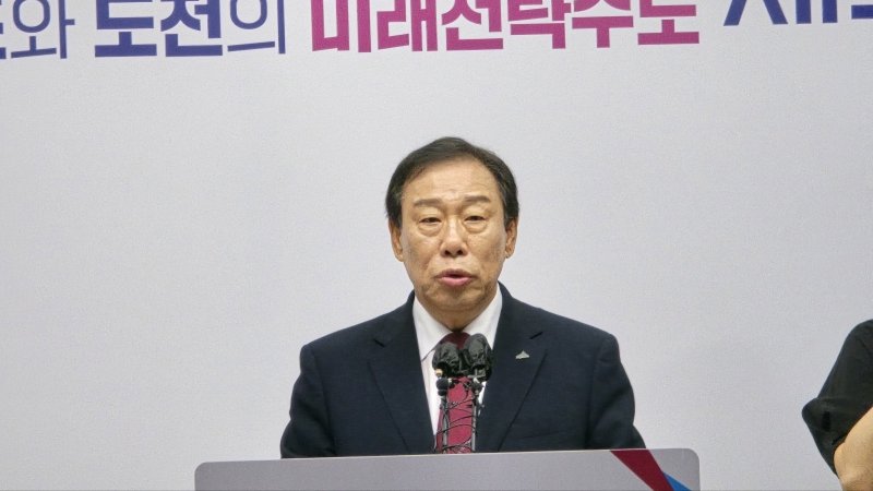 9일 해수부 부산 이전과 관련해 기자회견하는 최민호 세종시장. / 뉴스1