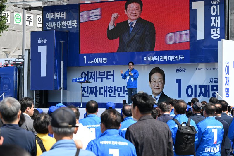 [광주=뉴시스] 박기웅 기자 = 제21대 대통령선거 공식 선거 운동 첫날인 12일 오후 광주 동구 5·18 민주광장에서 더불어민주당 진짜 대한민국 광주 선거대책위원회 출정식이 열린 가운데 박지원 공동선대위원장이 이재명 후보 지지를 호소하고 있다. 2025.05.12. pboxer@newsis.com